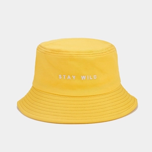 Détail de la broderie Stay Wild sur bob en coton jaune avec coutures renforcées