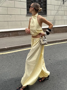 Ensemble chic jaune clair avec haut licou sans manches et pantalon large à cordon