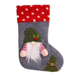 Chaussette de Noël grise avec gnome en peluche et bordure rouge à pois blancs