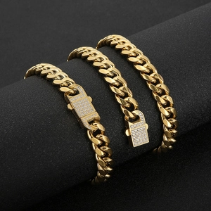 Vue macro de bracelets gourmette dorés avec fermoirs incrustés de diamants étincelants