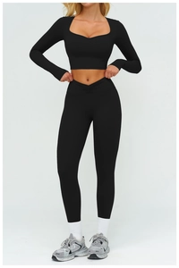 Dettaglio dei leggings a vita alta con vita a pieghe a V e set crop top nero sportivo