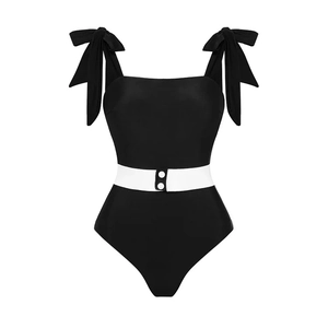 Dettagli di un costume intero retrò con fiocchi sulle spalle e cintura in vita