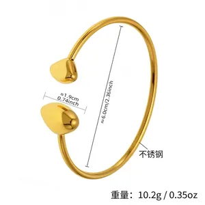 Vista dettagliata del bracciale rigido in acciaio dorato 18k con punte a goccia lucide