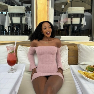 Robe Courte En Tricot Duveteux À Épaules Dénudées Manches Longues Sexy Bodycon Coupe Ajustée Texture Fourrure Élégante