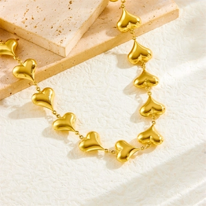 Fashionable gold hollow heart link necklace for women made of durable stainless steel
