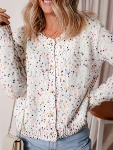 Trama dettagliata del cardigan bianco in maglia coriandoli con bottoni in legno sul davanti