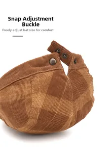 Détail de la boucle métallique réglable et de la texture en velours côtelé marron