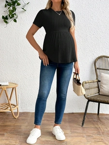 Modisches schwarzes Umstands-Strickoberteil mit kurzen Ärmeln und Denim-Umstandsjeans