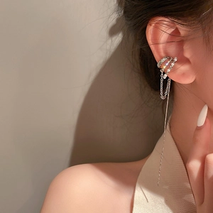 Détail de manchette d'oreille nœud argenté avec strass et perles sur mannequin