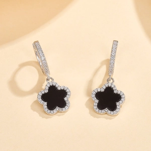 Orecchini a quadrifoglio in argento 925 e onice nera con micro intarsi di diamanti