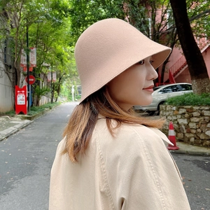Photo extérieure d'une femme portant un chapeau cloche en laine camel au style rétro