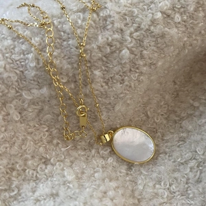 Elegant S925 sterling silver gold-plated necklace with oval white shell pendant