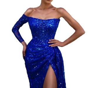 Dettaglio dell'abito con paillettes blu reale, spalla asimmetrica e spacco laterale alto