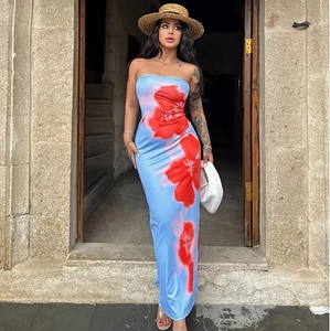Dettaglio dell'abito lungo a fascia attillato con stampa floreale blu e rossa