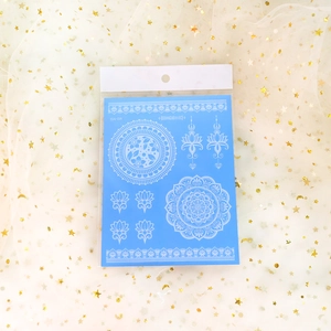 Dettagliati motivi blu di mandala e loto su adesivo per tatuaggi bianco fluorescente