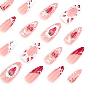 Faux ongles fraise rose forme amande avec nœuds en perles et motifs dentelle