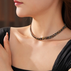 Gros plan du collier ras de cou géométrique avec pierres brunes facettées sur un mannequin