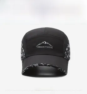 Détail de la maille respirante et du motif camouflage sur une casquette de sport noire