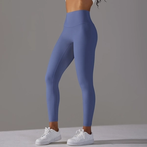 Détail du legging de yoga taille haute bleu brume avec effet galbant fessier
