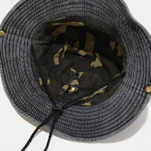 Détails de la doublure camouflage, boutons métal et cordon coupe-vent du chapeau