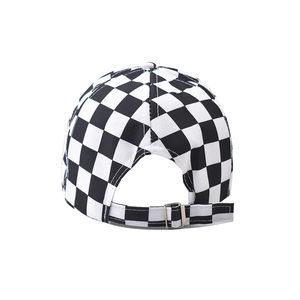 Detalle de la gorra de béisbol a cuadros con correa ajustable y hebilla de metal