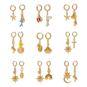 Ensemble de boucles d'oreilles dorées avec breloques étoile de mer, coquillage et lune