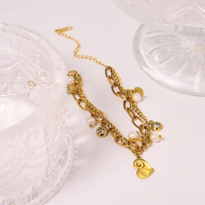 Double-layered gold chain bracelet with heart pendant, pearls and sparkling rhinestones