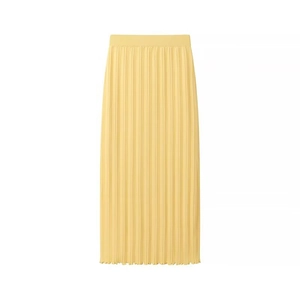 Détail de la jupe midi plissée en maille jaune avec texture verticale et taille élastique