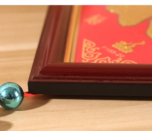 Détail du cadre de nœud chinois rouge avec texte doré et perle décorative bleue