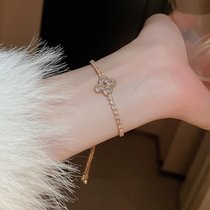 Detailansicht des vergoldeten Kleeblatt-Armbands mit Zirkonia und verstellbarem Verschluss
