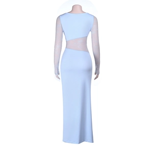 Détail du dos d'une robe moulante bleu clair avec manches en dentelle et découpe taille