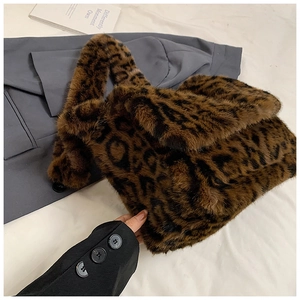 Detalle de bolso de hombro de piel sintética con estampado de leopardo vintage suave