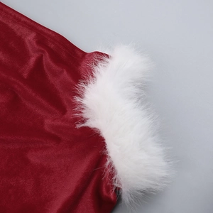 Detailopname van rode fluwelen stof met witte rand van imitatiebont voor kerstjurk