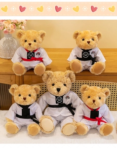 Ours en peluche Taekwondo portant des uniformes d'arts martiaux blancs et ceintures.