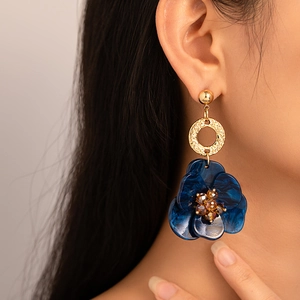 Boucles d'oreilles pendantes géométriques vintage fleur en résine bleue et anneau doré