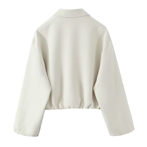 Vue arrière d'une veste courte en similicuir blanc avec ourlet et poignets élastiques