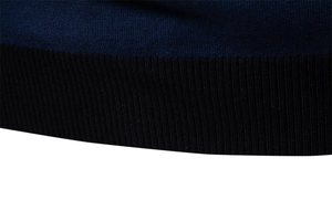 Detailaufnahme des dunkelblauen Strickpullovers mit Rippbündchen und feiner Struktur