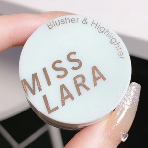 Vue macro de la palette Miss Lara 3-en-1 blush et enlumineur dans un boîtier compact