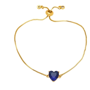 Bracciale a cuore dorato regolabile con gemma di zircone blu scuro su sfondo bianco