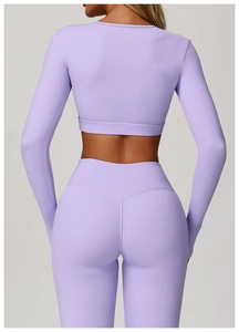 Détail de l'ensemble de yoga lavande avec découpe au dos et tissu élastique respirant