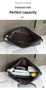Vue intérieure de la trousse de maquillage matelassée noire montrant sa grande capacité