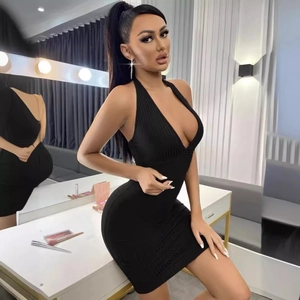 Robe mini moulante noire sexy avec décolleté en V profond et licou en maille côtelée