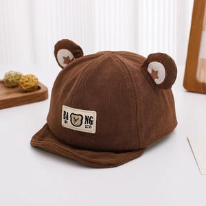 Détail de la casquette bébé ours en velours côtelé marron avec oreilles et bord souple