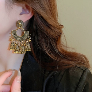 Vintage goldene fächerförmige Ohrringe mit Glockenquasten im Retro-Bohème-Stil