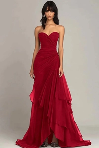 Détail de robe de soirée bordeaux montrant les volants superposés et le chiffon