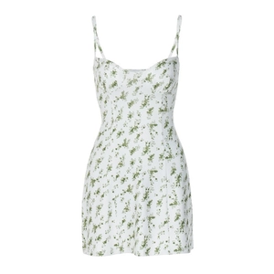 Vestido corto de verano blanco con estampado de flores verdes y tirantes finos