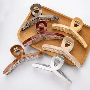 Lot de six pinces à cheveux texture bois aux couleurs variées sur plateau en bois