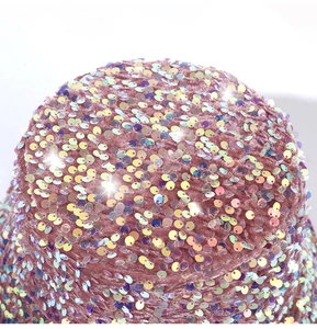 Dettaglio del cappello alla pescatora rosa con paillettes iridescenti e ricami curati
