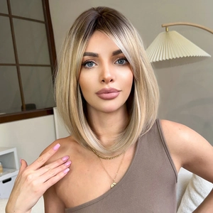 Vue latérale d'une perruque bob blond ombré avec racines foncées et frange sur un modèle