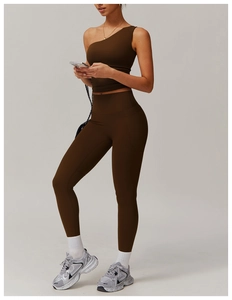 Vue latérale de l'ensemble de yoga marron à une épaule avec legging taille haute gainant